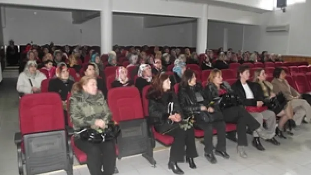 HEM'de Meme kanseri paneli katılanlara gül