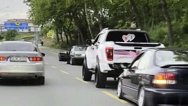 Düğün konvoyunda akılalmaz görüntü kaydedildi