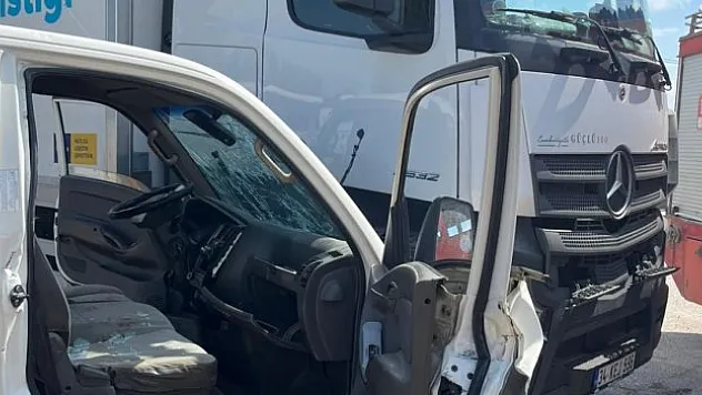 Antalya'da kamyon ve ticari araç çarpıştı