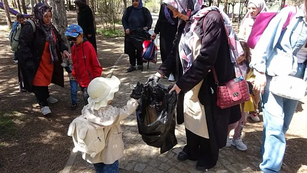 Hem çevreyi temizlediler hem de annelerine hediye hazırladılar