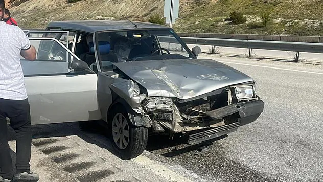 Otomobil kamyona çarptı