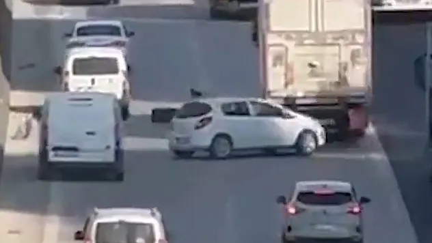 Tırın kopan lastik kaplaması kazaya sebep oldu