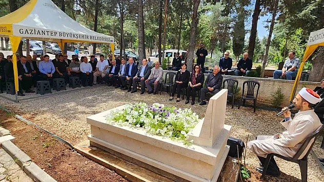 Mezarı başında dualarla anıldı