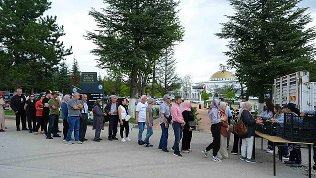 Duygulandıran çiçek jesti