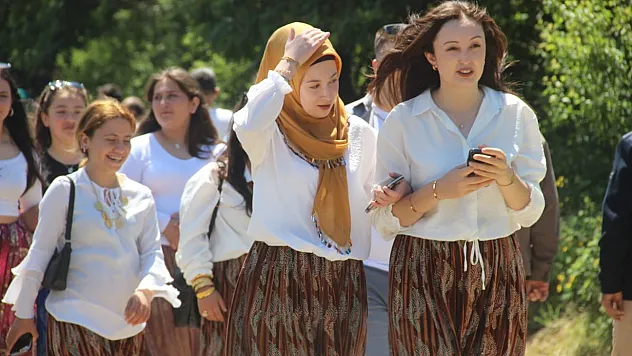 Aşıklar Sokağı'nda gençler kısmetini aradı