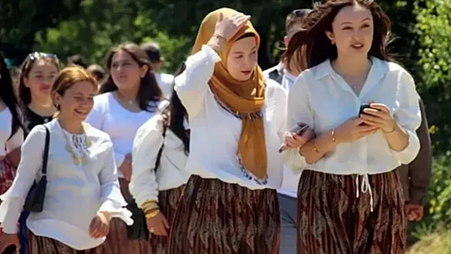 Binlerce genç 'eş avına' çıktı