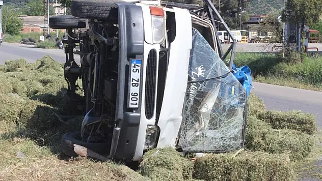 Saman yüklü kamyonetin saman balyaları yola saçıldı