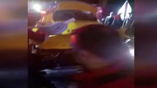 Kontrolden çıkan taksi elektrik direğine çarptı: 2 ölü