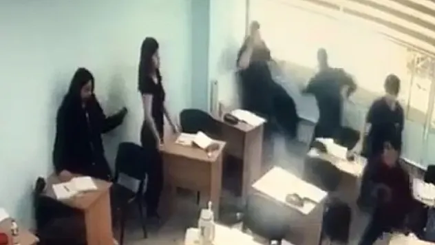 Sınıfa girip öğrenciye saldırdı