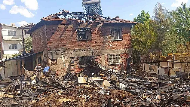 Tutuşan perde onca yıllık emekleri kül yaptı