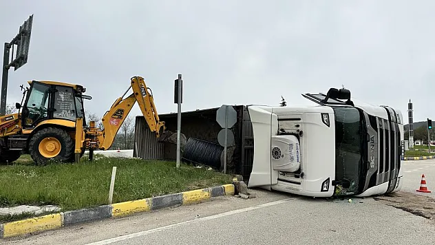 Demir yüklü tır devrildi