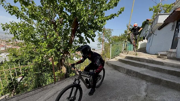 İnsanların yürümekte zorlandığı merdivenleri, dakikalar içerisinde indiler