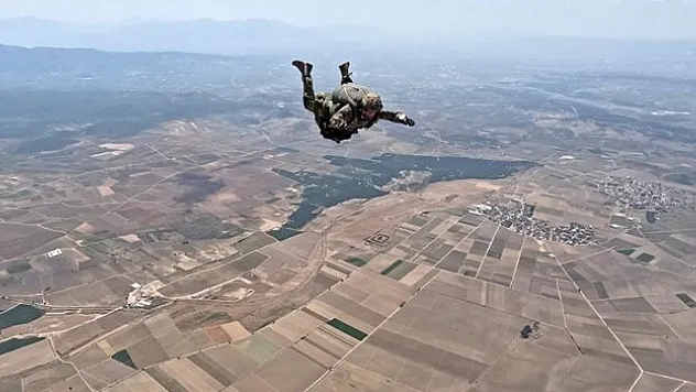 Türk askeri zorlu paraşüt eğitimi alıyor