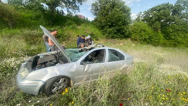 Tarlaya uçan aracın sürücüsünü vatandaşlar kurtardı
