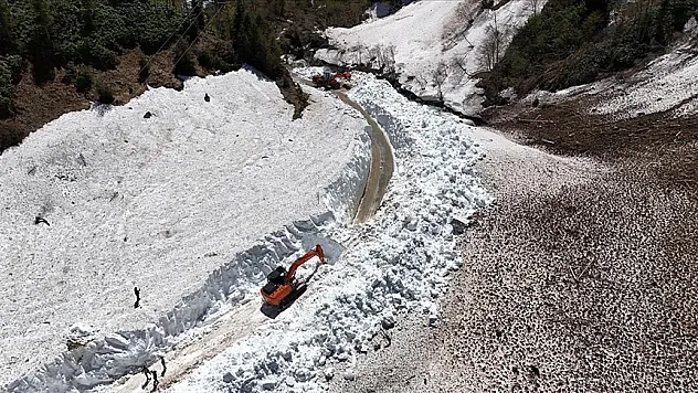 Rize'de karla mücadele sürüyor