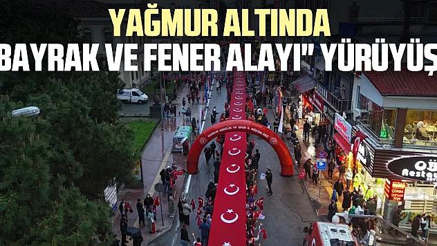 Yağmur altında 'Bayrak ve Fener Alayı' yürüyüşü
