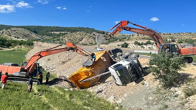 Devrilen hafriyat kamyonu sürücüsü yaralandı