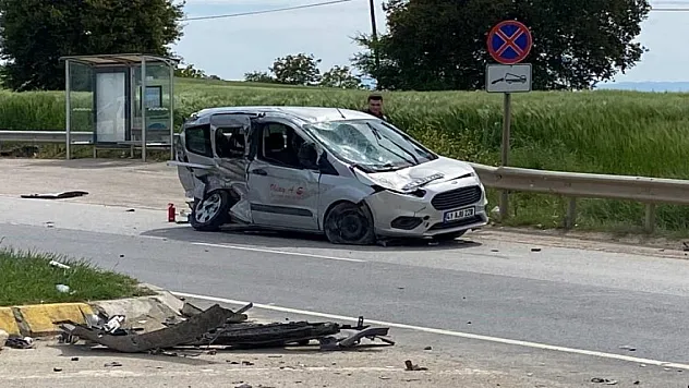 3 araç çarpıştı, 3 kişi yola savruldu: İlk müdahaleyi tesadüfen yoldan geçen ambulanstaki ekip yaptı