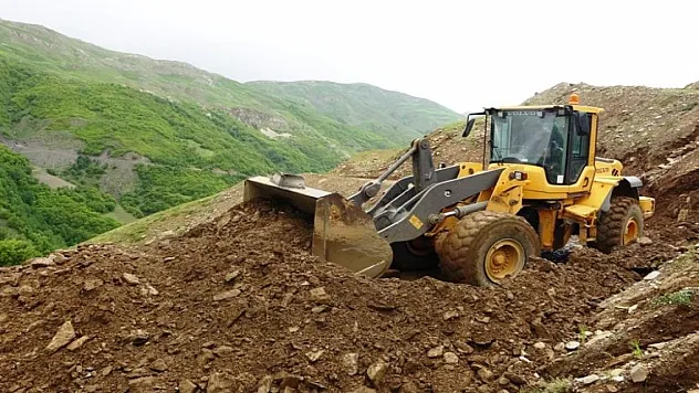 Bitlis'te 15 köy yolu ve içme suyu hatları selden zarar gördü