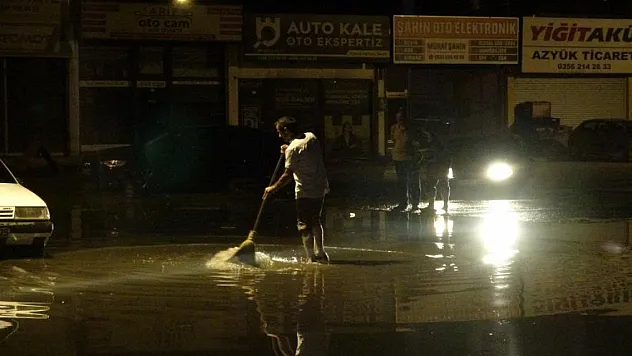 Tokat'ta sağanak yağış sonrası dükkanları su bastı