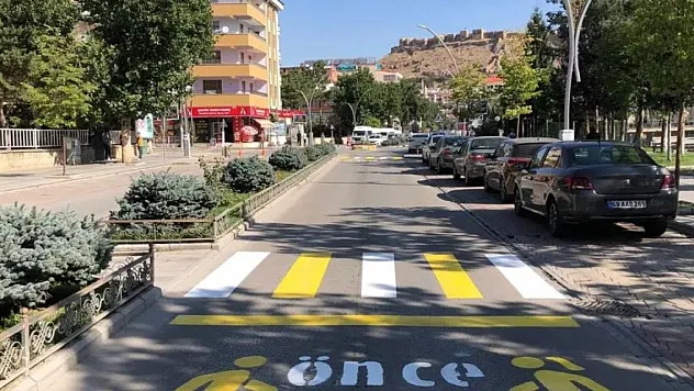 Yaya geçidi çizgileri boyandı