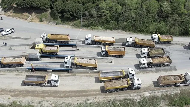 İki ilçeyi birbirine bağlayan kilometrelerce döküm sırası kuyruğu