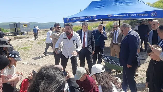 Oymaağaç Höyüğü'nde öğrencilerin arkeoloji çalışmaları