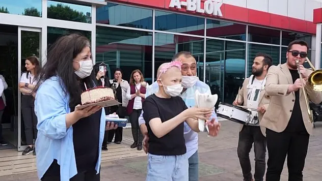 Minik Benay hastaneden bando eşliğinde uğurlandı