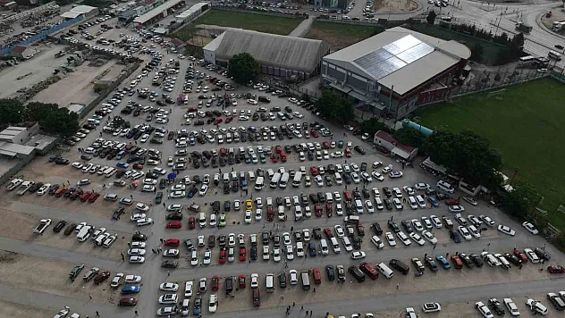 İkinci el oto pazarında bayram havası