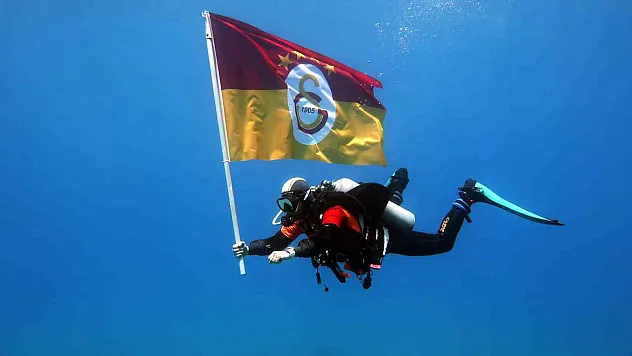 Deniz altında şampiyonluk kutlaması