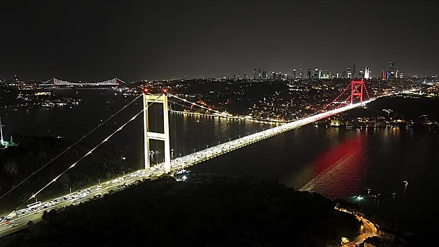 Fatih Sultan Mehmet Köprüsü 'sarı-kırmızı' oldu