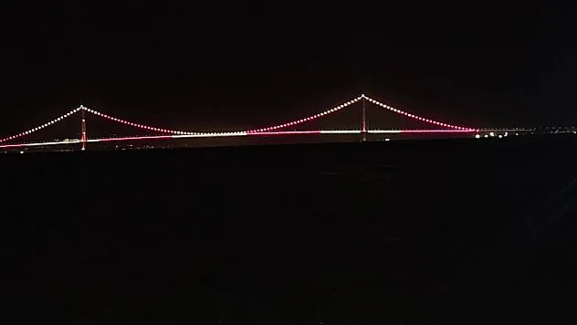 Çanakkale Köprüsü sarı kırmızılı renklerle aydınlatıldı