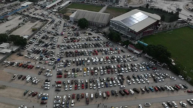 İkinci el oto pazarında bayram havası