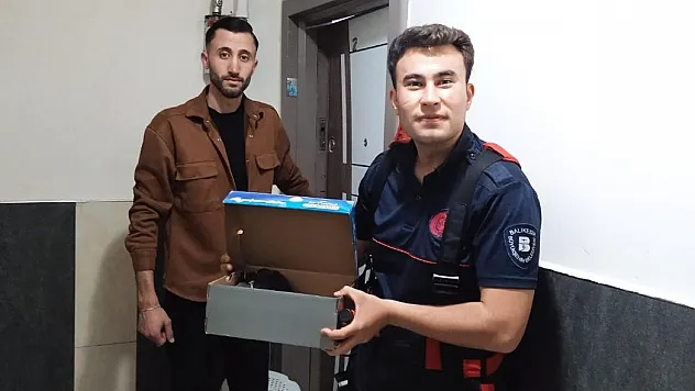 İtfaiye erleri  kargaları elleriyle besledi