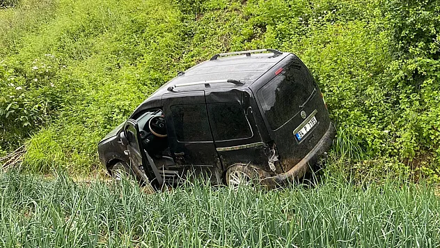 TİCARİ ARAÇ TARLAYA DEVRİLDİ