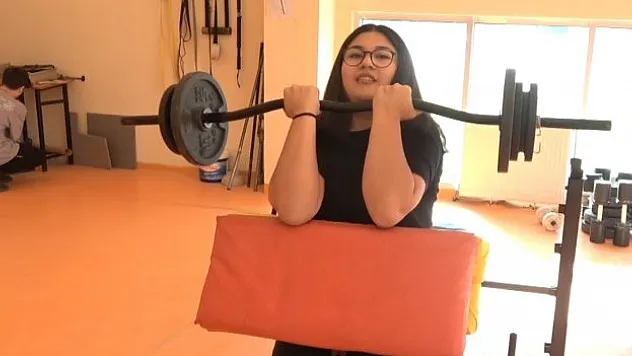 Baba- kız bilek güreşinde