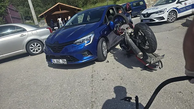 Otomobille çarpışan motosiklet sürücüsü yaralandı