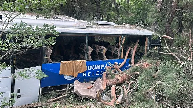 Midibüs şarampole uçtu 28 kişi yaralandı