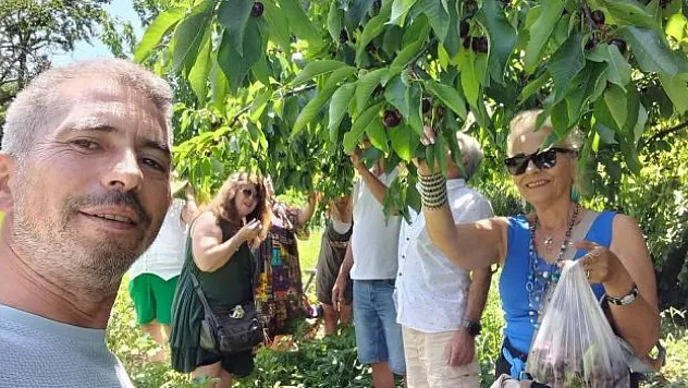 Turistleri meyve bahçelerinde ağırlıyor