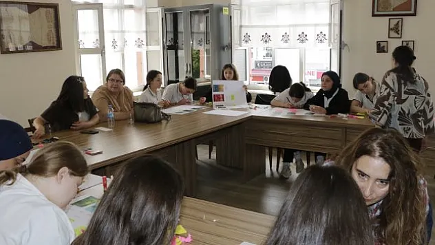 'Doğanın Sırrını Çöz: Biyomimikriyle Düşün, Tasarla'