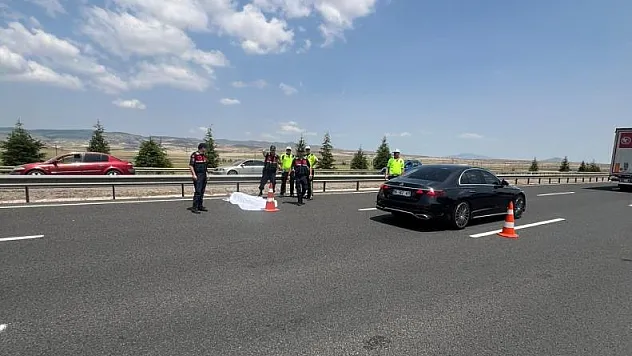 OTOBANDA KARŞIYA GEÇMEYE ÇALIŞAN ADAM ÜZDÜ