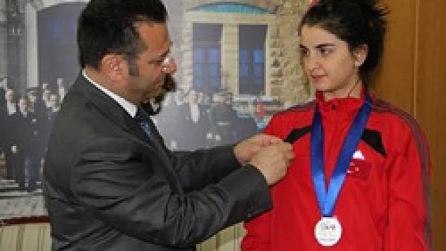 Vali Aksoy'dan Dünya 2.si Çakır'a Altın