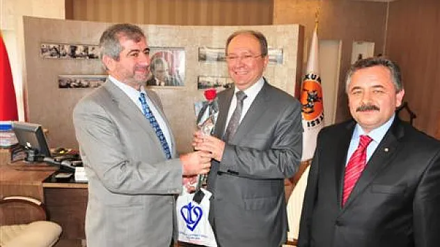 Müftü Sayılır, Başkan Byrma'ya Gül ve Kitap Hediye Etti