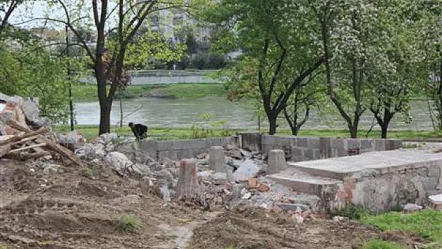 Sonunda yıkılıyor