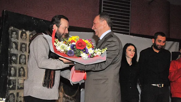 Mumcu anısına tiyatro düzenlendi