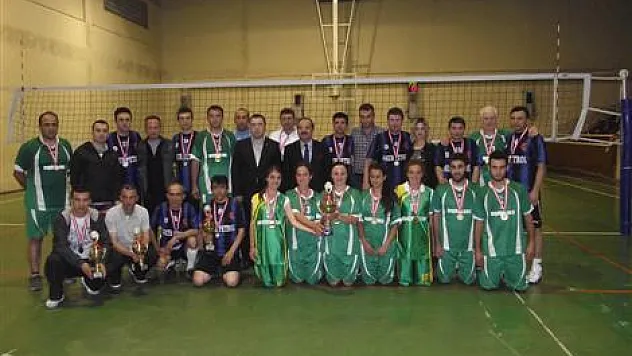 Voleybol turnuvasında kupalar sahiplerini buldu!!  Şampiyon: Organik Tarım