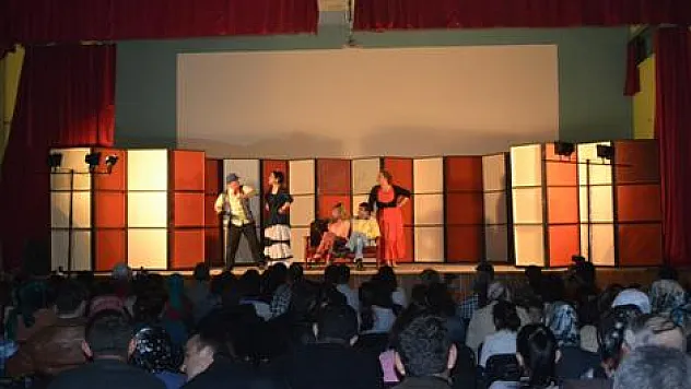 'Çiftçiler Günü'nü Tiyatro İle Kutladılar