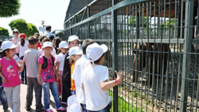 ÖĞRENCİLERE KARNE ÖNCESİ SÜRPRİZ HEDİYE