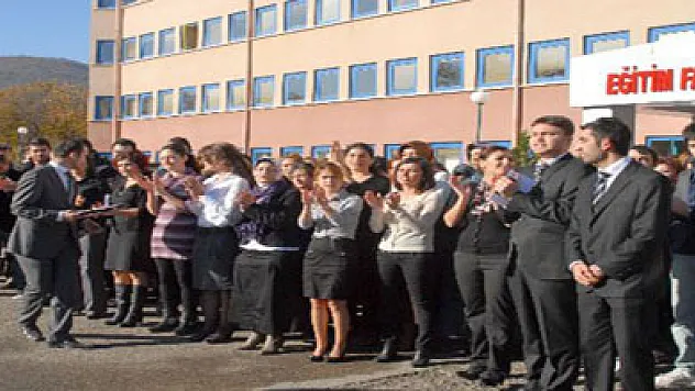 Öğrencilerinden öğretmen marşlı protestosu