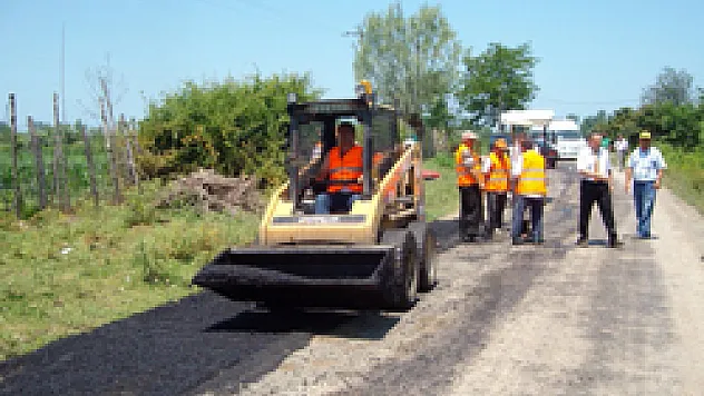 Kırsalda asfaltlama çalışmaları sürüyor